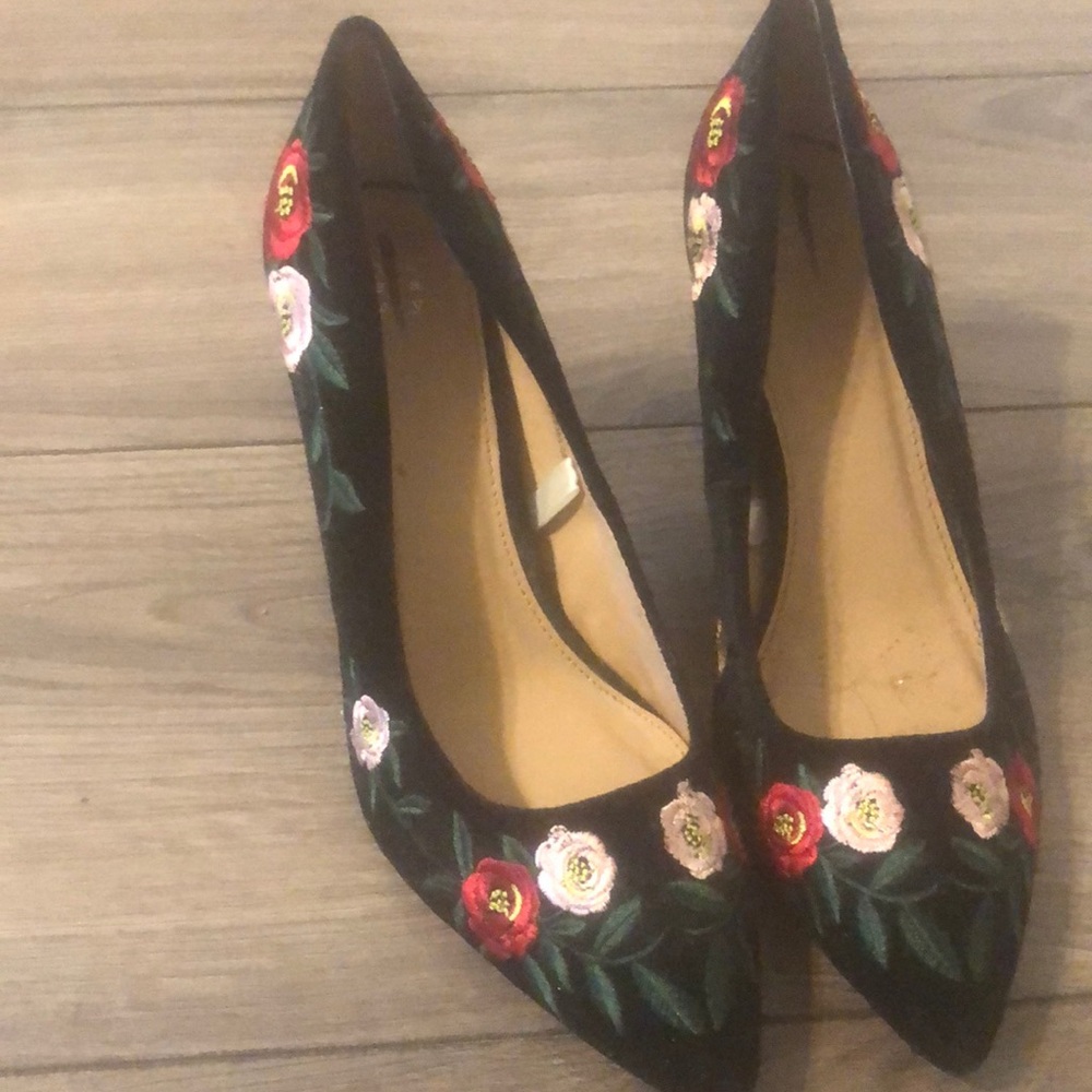 Size 8 Black heels with flowers